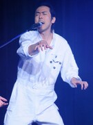 田中卓志（エアキーボード）は、今回から2段のエアキーボードを使用。