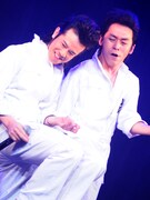 庄司智春（ボーカル／写真左）は、イベントのテーマ“卒業”にかけて、タンクトップを卒業することを発表。しかし、この日も白いツナギの下にはタンクトップを着用していた。