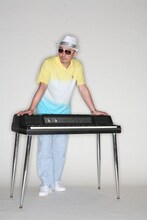 横山剣が短い出演時間に何発「イイネ！」を詰め込むのかも観どころのひとつ。