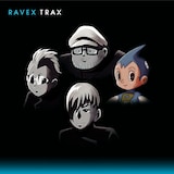 ravexのアルバム「trax」のジャケットには田中知之(Fantastic Plastic Machine)、大沢伸一、☆Taku Takahashi(m-flo)の3人とともにラトムの姿も((C)手塚プロダクション (C)エイベックス・エンタテインメント)。