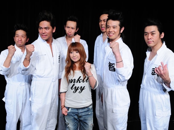 矢口真里がステージに登場すると、客席からは「おかえりー！」の声援が挙がった。これに対し、矢口は「ただいま！」と笑顔で応えた。