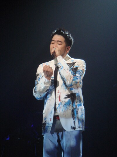 ファンへの想いを込めて歌い上げるマッキー。今回のツアーでは合計9万人を動員予定。