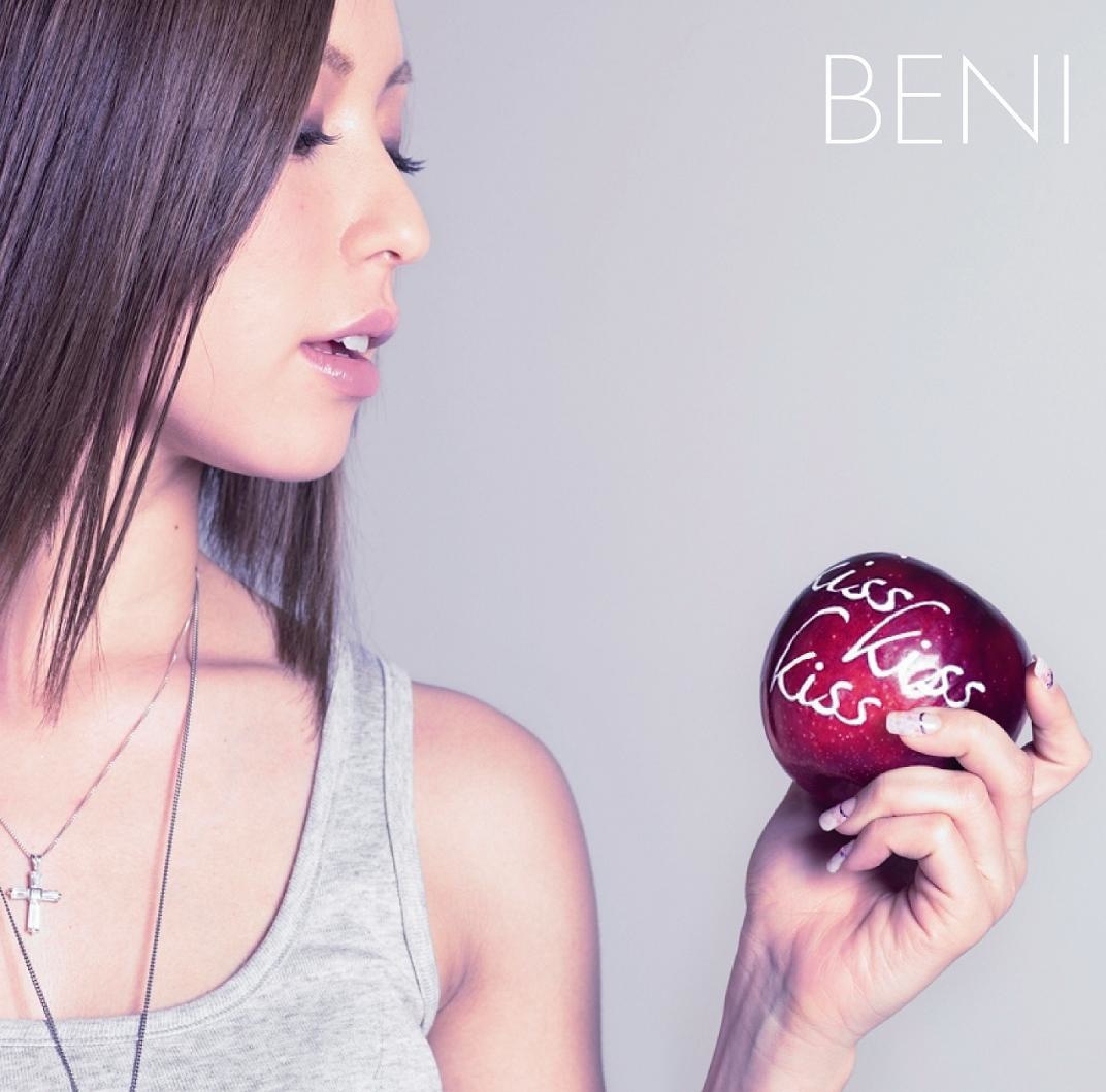 4月8日にニューシングル「Kiss Kiss Kiss」（写真）をリリースするBENI。着うたは好評配信中。