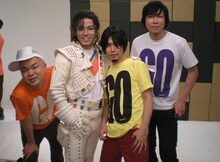 PV制作の打ち合わせ中に出た「モータウンレーベルが今年50周年だし、おめでたいよね～」という雑談から話が膨らみ、マイケル（MJスピリット）の出演が決定。大のマイケルフリーク西寺郷太の、MJにもひけをとらないダンスステップも見どころのひとつ。