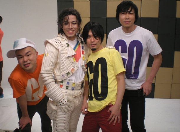 最新アルバム「GO」収録曲「Hey, Everybody!」のビデオクリップには、西寺郷太（写真左端）の友人であるマイケルマニア・MJスピリット（左から2番目）が参加。マイケル本人にも絶賛されたという、本家お墨付きの華麗なダンスを披露している。