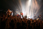 ちなみにストレイテナーが横浜BLITZでライブを行うのは初めてのこと。ホリエアツシ（Vo, G）はMCでそのことについて触れた後、約2年前に開催した横浜BAY HALL公演を振り返った。