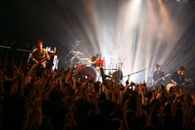 ちなみにストレイテナーが横浜BLITZでライブを行うのは初めてのこと。ホリエアツシ（Vo, G）はMCでそのことについて触れた後、約2年前に開催した横浜BAY HALL公演を振り返った。