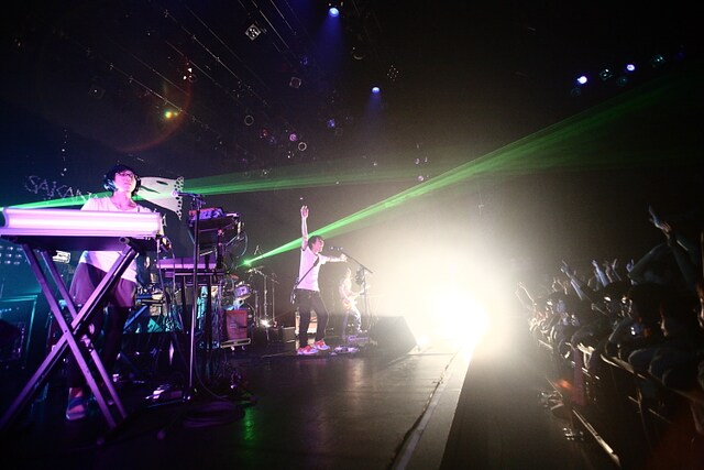 会場ごとに異なる余興を用意したMCコーナーでは、山口一郎（Vo,G）が草刈愛美（B）に心理テストを実施。草刈は思慮分別のある女性であることが判明し、会場を沸かせた。