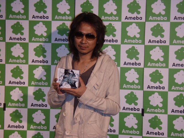 Kenは4月22日に1stソロアルバム「IN PHYSICAL」をリリース。6月からはソロツアー「Ken TOUR 2009 “LIVE IN PHYSICAL”」もスタートする（写真は右クリック禁止です）。