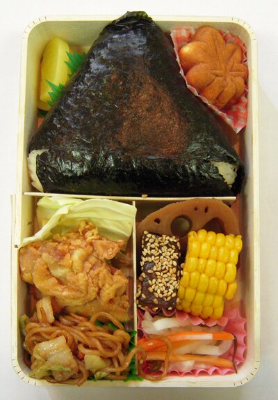 山賊むすび、から揚げ、焼きそばなどのおなじみのメニューがギッシリ詰まった「UC弁当」。