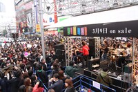 ステージ前には約300人の観客が集結。通りがかりに彼らのライブの模様を見た人々の数は約5000人に及んだ。