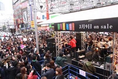 ステージ前には約300人の観客が集結。通りがかりに彼らのライブの模様を見た人々の数は約5000人に及んだ。