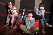 彼らはこの作品を引っさげて、4月から全国ツアー「TOUR THE GIRLHUNT GRAND PRIX.」を実施する。