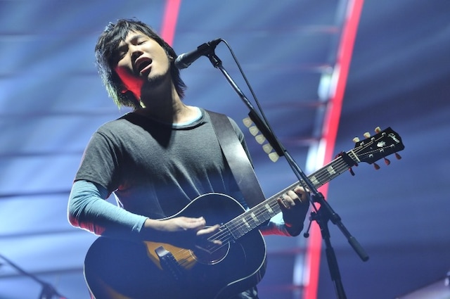 熱唱する秦基博。当日のバンドメンバーは山本タカシ(G)、山本隆二（Key）、鹿島達也（B）、坂田学（Dr）という編成。