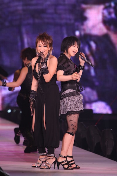 倖田姉妹はテレビ番組で「It's all Love!」を披露したことがあるが、生ライブで歌ったのは今回が初。