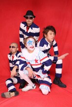 今年1月に結成25周年を迎えたニューロティカ。ボーカルのアツシ（写真中央手前）は八王子出身だ。