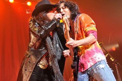 マイクを分け合って歌うDIAMOND☆YUKAI（左）とSHAKE（右）の姿も、RED WARRIORSのライブならでは（Photo by 古溪一道）。