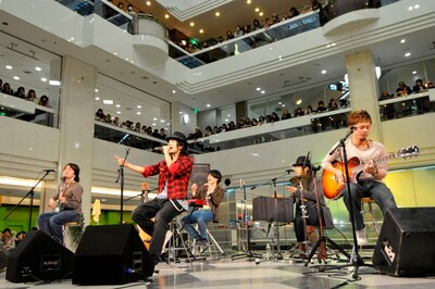 ライブ後の握手会には、計800人のファンが参加した。