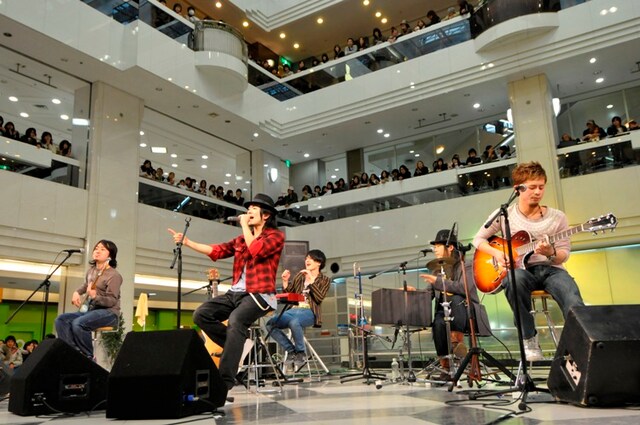 ライブ後の握手会には、計800人のファンが参加した。