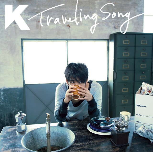 写真は上からアルバム「Traveling Song」の初回盤と通常盤。K×ET-KING名義でリリースされた「この歌を・・・・・・・・♪」を含む11曲が収録される。