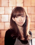 さまざまなアーティストとのコラボレーションを経て、さらに表現の幅を広げたRie fu。新作の世界を今から楽しみにしておこう。