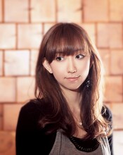 さまざまなアーティストとのコラボレーションを経て、さらに表現の幅を広げたRie fu。新作の世界を今から楽しみにしておこう。