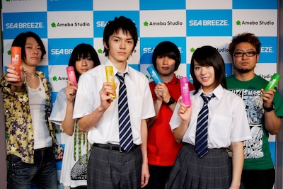 北乃きい（写真右から2番目）はBase Ball Bearが歌うCMソングについて「CMの映像にこの曲が加わって疾走感が増しますね。大好きです」とコメント。ちなみに、昨年のシーブリーズのCMソングはチャットモンチーの「風吹けば恋」で、CMキャラクターは堀北真希が務めた。