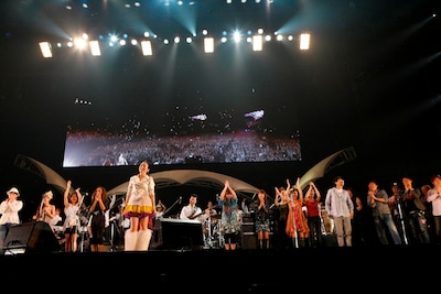 写真はライブのアンコールの様子。出演者全員がステージに上がり「A HAPPY GIRLIE LIFE」を歌い上げた。