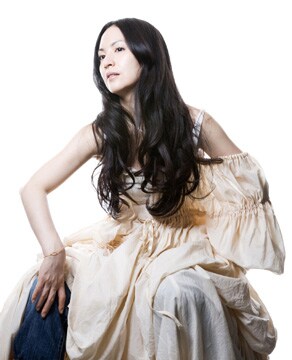 この夏、タップダンサー熊谷和徳との結婚が話題になったカヒミ・カリィ。彼女は現在ニューアルバムを制作中とのこと。