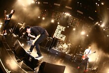 全国各地で熱いライブを展開するONE OK ROCK。ツアーは1月よりスタートしており、7月4日の日比谷野外大音楽堂まで、追加公演も合わせて32公演が行われる。