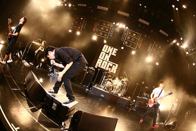全国各地で熱いライブを展開するONE OK ROCK。ツアーは1月よりスタートしており、7月4日の日比谷野外大音楽堂まで、追加公演も合わせて32公演が行われる。