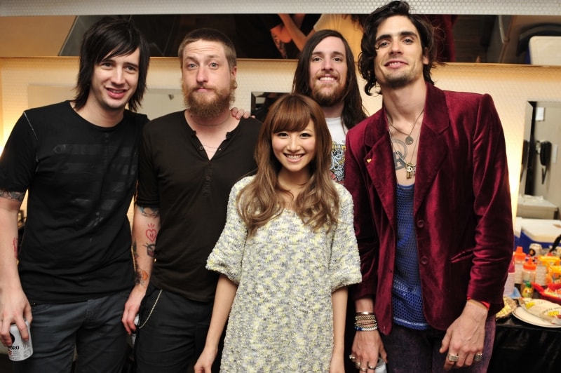 サマソニ出演が決まったTHE ALL-AMERICAN REJECTSは先日、プロモーション&ライブのため来日。最新アルバム「ホエン・ザ・ワールド・カムズ・ダウン」でコラボしたhiroko(mihimaru GT)とも初対面を果たした(Photo by Kentaro Kambe)。