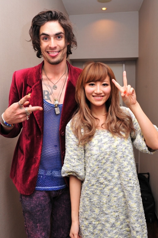 タイソン・リッター（Vo,B／写真左）とのツーショットで、笑顔でピースするhiroko（右）。バンドメンバー全員、日本に着いたときから「hirokoにはいつ会えるんだい？」と初対面を楽しみにしていたという（Photo by Kentaro Kambe）。