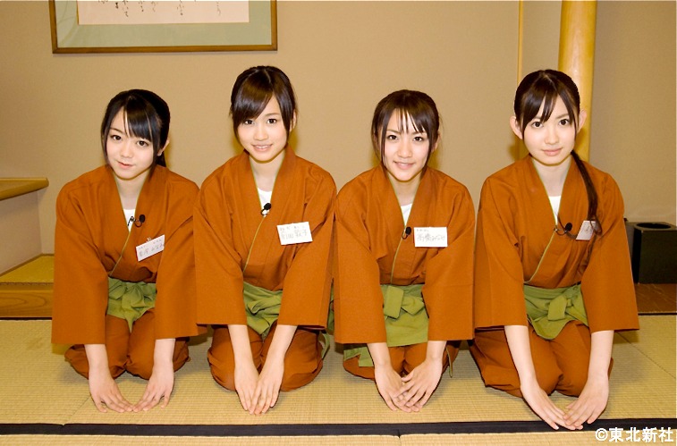 仲居挑戦組は、いきなり1組の団体客を担当し四苦八苦する（写真は左から峯岸みなみ、前田敦子、高橋みなみ、小嶋陽菜）。