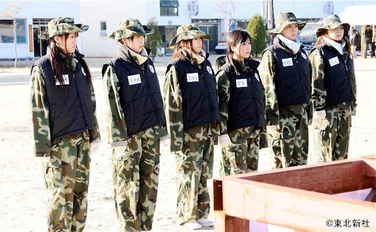 写真は昨年12月24日に放送された「AKB48 ネ申テレビ スペシャル」の1コマ。韓国の海兵隊訓練プログラムで地獄のトレーニングを体験した米沢瑠美、仲谷明香、浦野一美、小野恵令奈、秋元才加、野呂佳代（写真左から）。