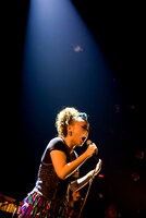 写真は2月27日に渋谷club asiaにて開催された「RED NAKED」のリリースパーティの模様。この日のために結成された豪華メンバーによる総勢8名からなる「COMA-CHI with Very Special Band cro-magnon」がライブを行い、有坂美香やビートボクサーの太華も登場した。