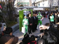 多くの来場者から注目を集めたぐりんジャー（写真右）とさしぶマン（左）。