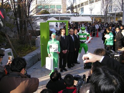 多くの来場者から注目を集めたぐりんジャー（写真右）とさしぶマン（左）。