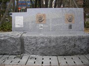 メンバーの手形とメッセージが刻まれたベンチ。