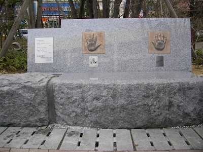 メンバーの手形とメッセージが刻まれたベンチ。