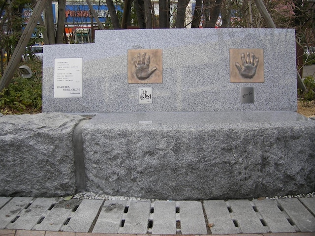 メンバーの手形とメッセージが刻まれたベンチ。