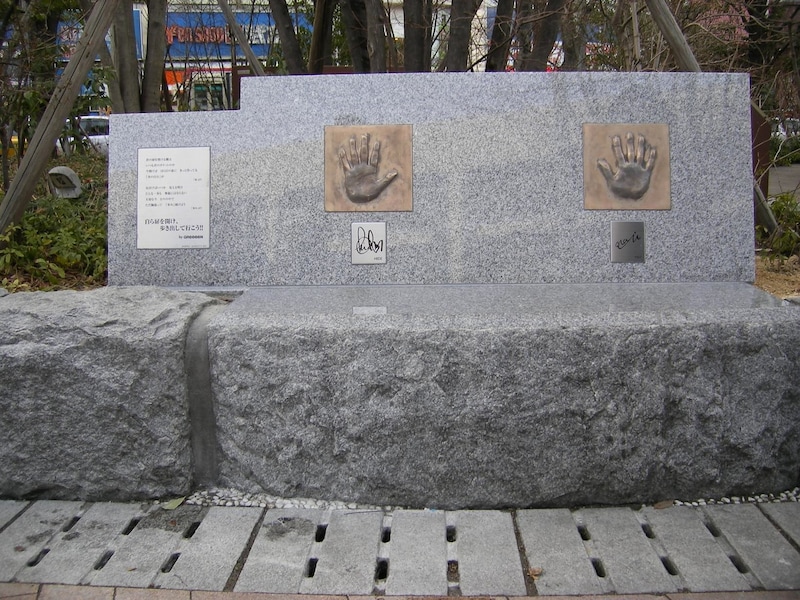 メンバーの手形とメッセージが刻まれたベンチ。