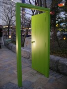 シングル「扉」にちなんで建立された緑色の扉