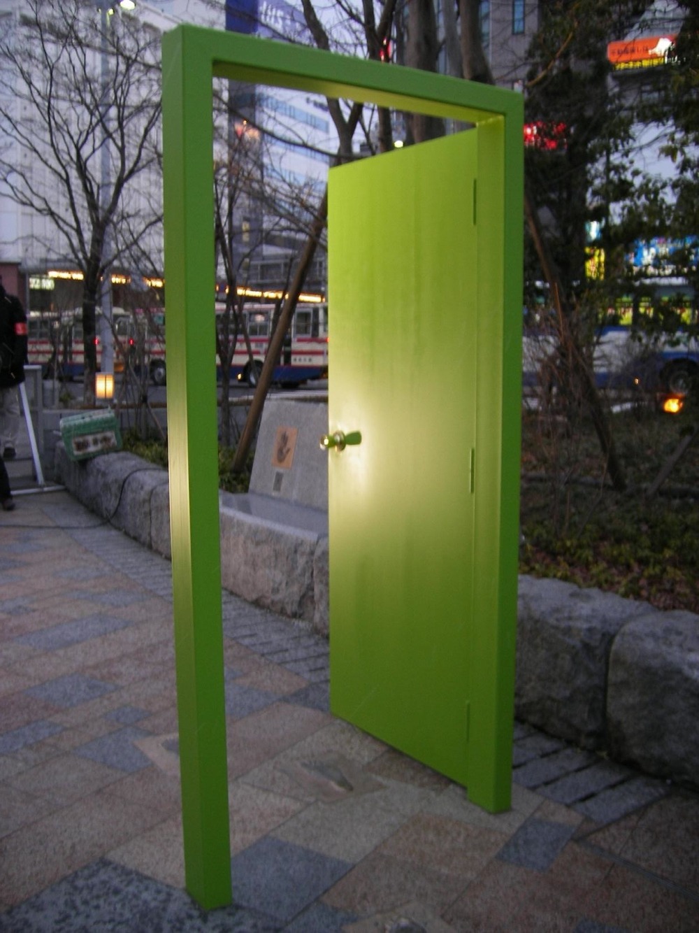 シングル「扉」にちなんで建立された緑色の扉