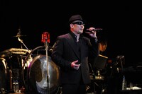 憧れのピンキラとの共演に沸き上がる喜びを、黒いサングラスの奥に隠した横山剣。後ろは銅鑼（photo：堀清英）。