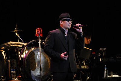 憧れのピンキラとの共演に沸き上がる喜びを、黒いサングラスの奥に隠した横山剣。後ろは銅鑼（photo：堀清英）。