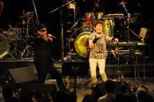 「あのときの少年と一緒にコンサートをやるとはね～」と感慨深げに話したピンキーこと今陽子。CKBのヨコワケハンサムな世界にすんなりとけ込み、パンチのある歌声とツイストダンスで、会場内に奇妙にねじれたタイムトリップ空間を作り上げた（photo：堀清英）。