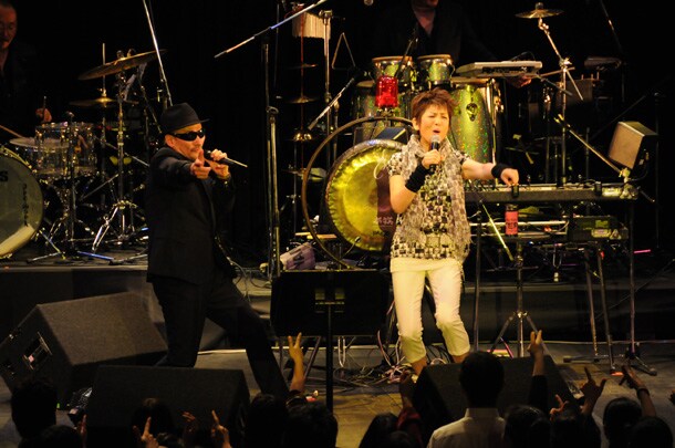 「あのときの少年と一緒にコンサートをやるとはね～」と感慨深げに話したピンキーこと今陽子。CKBのヨコワケハンサムな世界にすんなりとけ込み、パンチのある歌声とツイストダンスで、会場内に奇妙にねじれたタイムトリップ空間を作り上げた（photo：堀清英）。