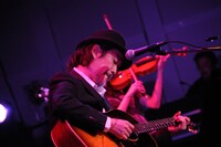 「大人になったらみんな怒ったり憤ったりせず、蕎麦作ったりジャム作ったりすると思ってたけど、実際はそんなことなかった」と現在の心境を語ったリリー・フランキー（photo：堀清英）。