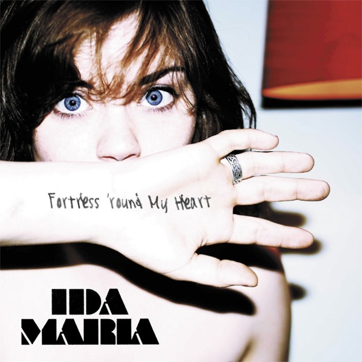 「FORTRESS 'ROUND MY HEART」日本盤（写真）はエンハンスド仕様となっており、「I Like You So Much Better When You're Naked」のビデオクリップを収録。